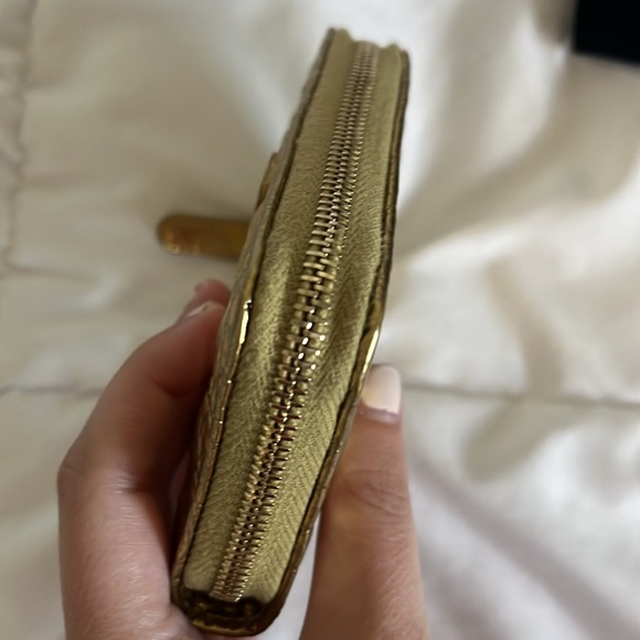Chanel Egyptian Gold Croc Embossed Zip Around Card Holder - Picture 8 of 16